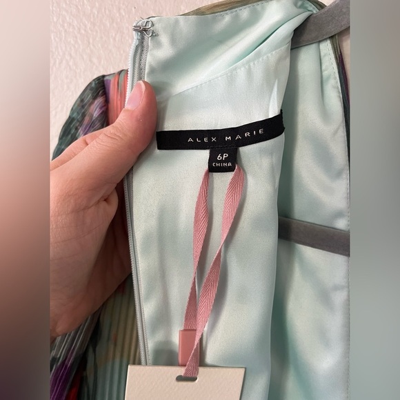 AlexMarie Tiered Simone Floral Long Sleeve Tie Waist VNeck Dress Women’s Size 6P - Picture 9 of 16